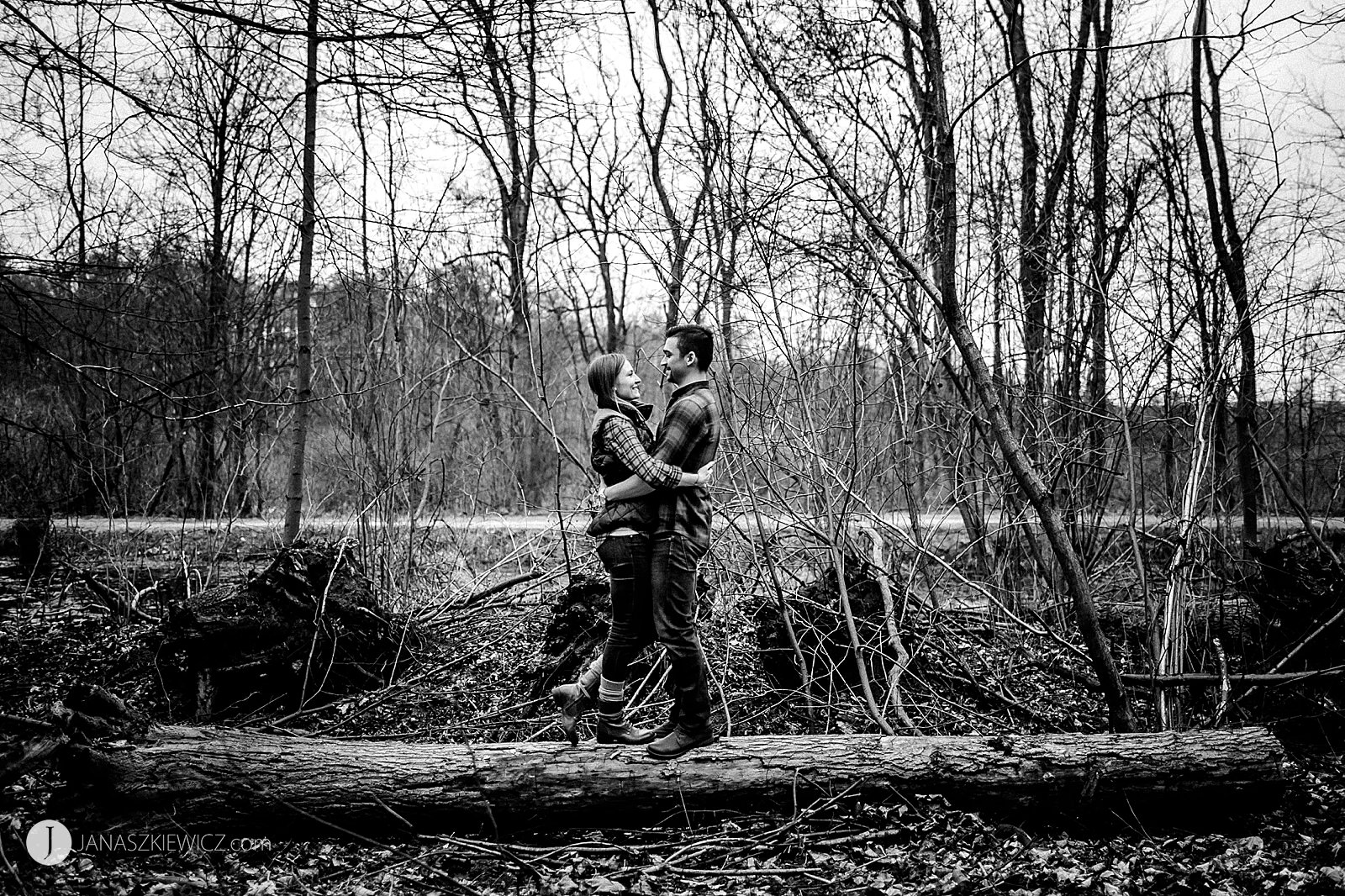 Rustykalna sesja narzeczeńska. Fotograf ślubny Poznań. Zdjęcia ślubne. Kamerzysta, film ślubny, teledysk ślubny.