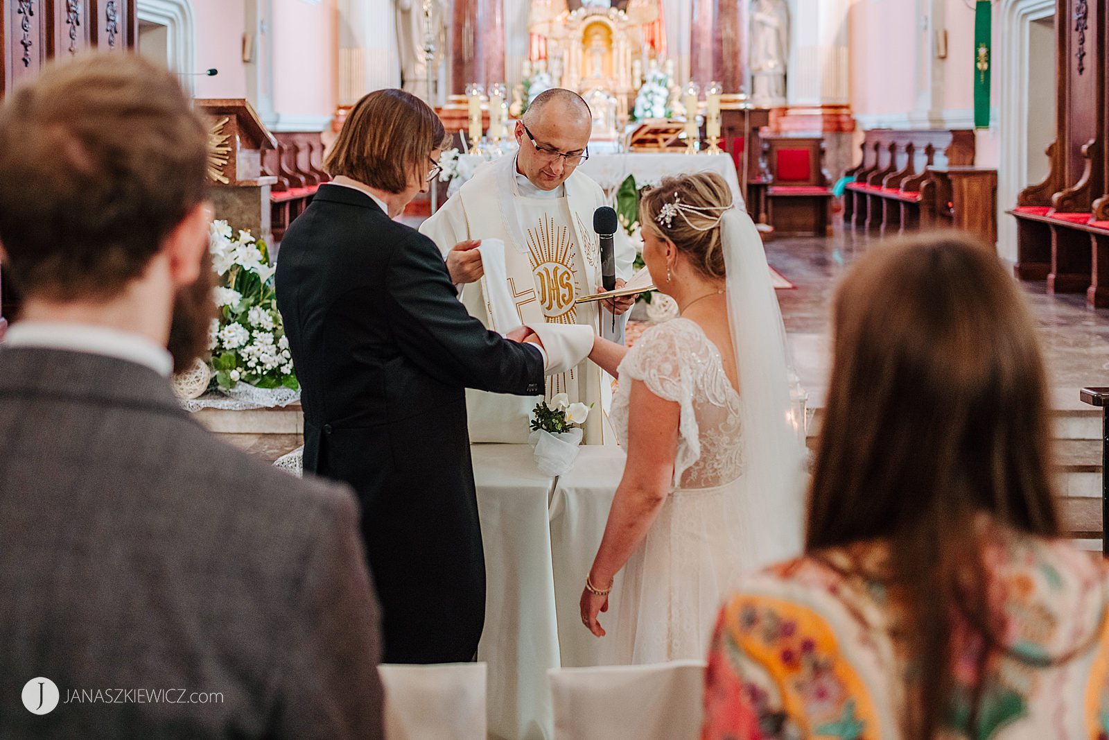 Ślub w kościele św. Wojciecha w Koninie. Fotograf ślubny - Konin - zdjęcia.