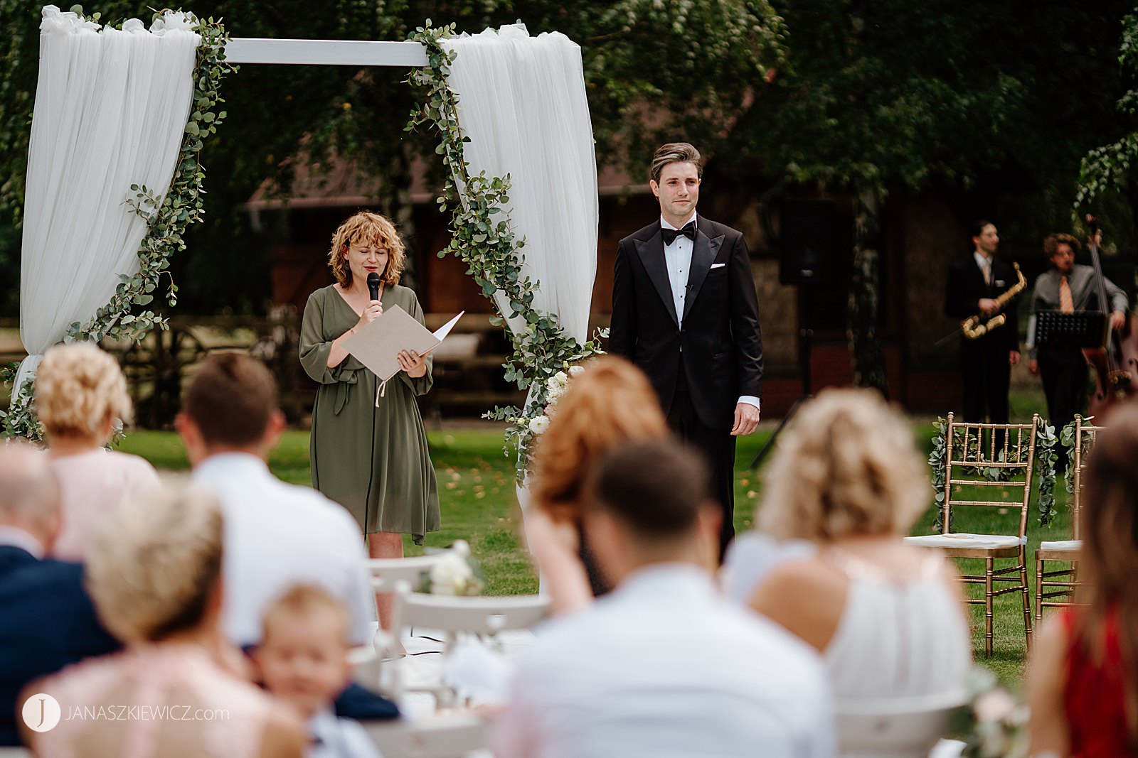 Plenerowy ślub humanistyczny - zdjęcia. Mistrz ceremonii - Joanna Humerczyk.