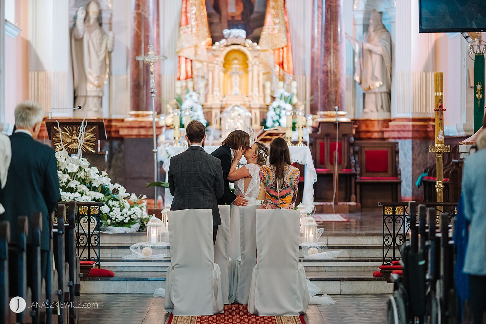 Ślub w kościele św. Wojciecha w Koninie. Fotograf ślubny - Konin - zdjęcia.