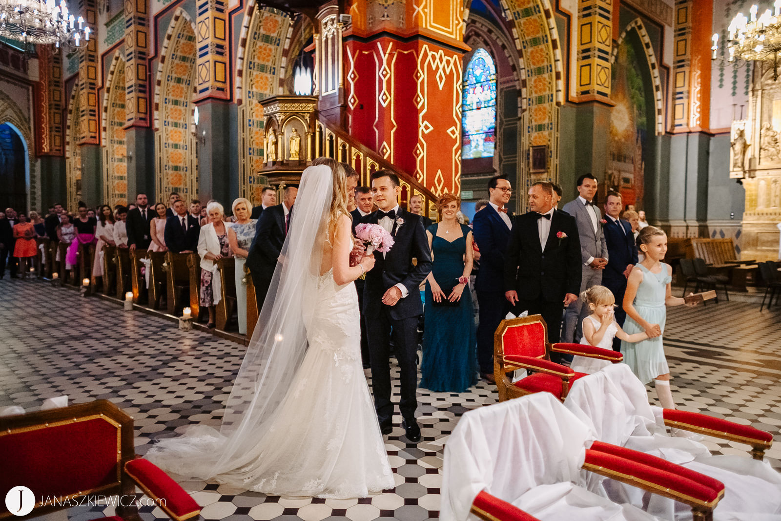 Ślub w Kościele Najświętszego Serca Pana Jezusa w Turku - zdjęcia. Fotograf ślubny.