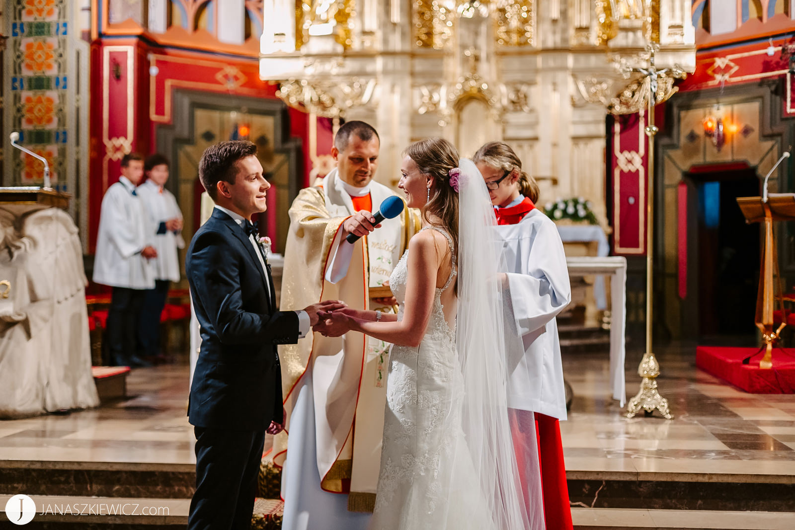 Ślub w Kościele Najświętszego Serca Pana Jezusa w Turku - zdjęcia. Fotograf ślubny.