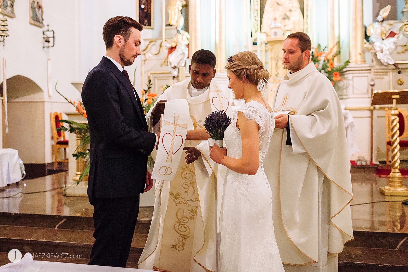 Ślub w kościele św. Pawła od Krzyża - Rawa Mazowiecka (Mały Kościołek). Fotografia ślubna.
