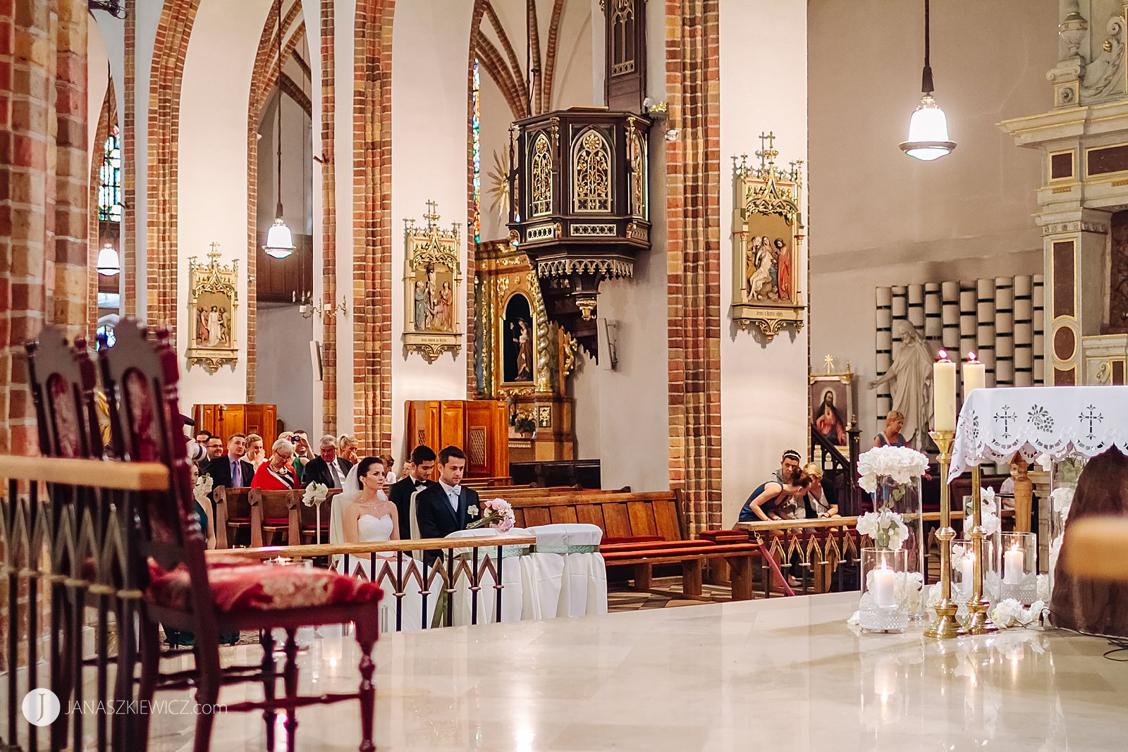 Bazylika w Szamotułach - ślub. Fotograf ślubny - Poznań. Zdjęcia ślubne.