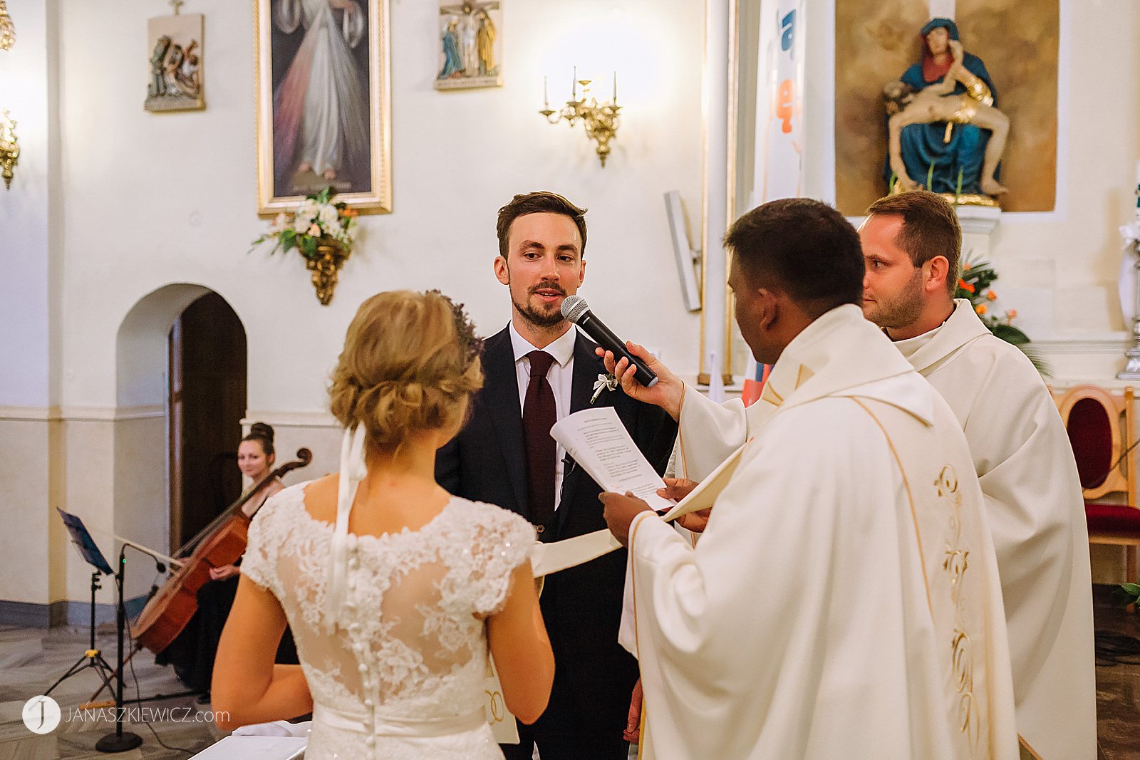 Ślub w kościele św. Pawła od Krzyża - Rawa Mazowiecka (Mały Kościołek). Fotografia ślubna.