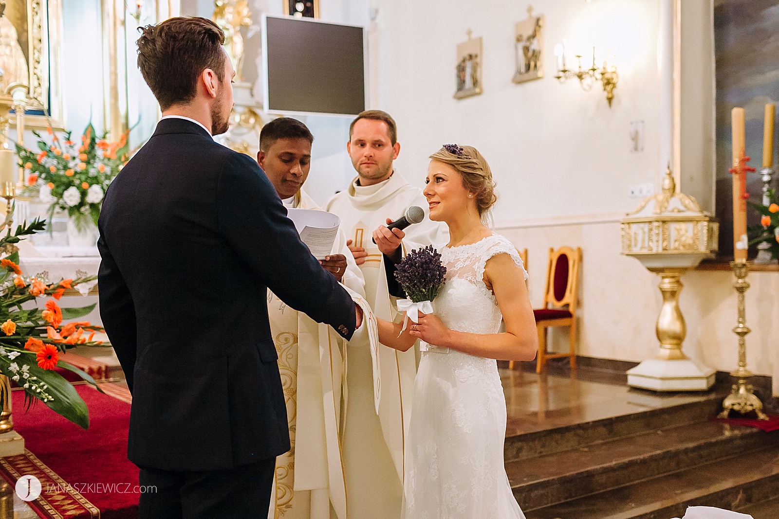 Ślub w kościele św. Pawła od Krzyża - Rawa Mazowiecka (Mały Kościołek). Fotografia ślubna.