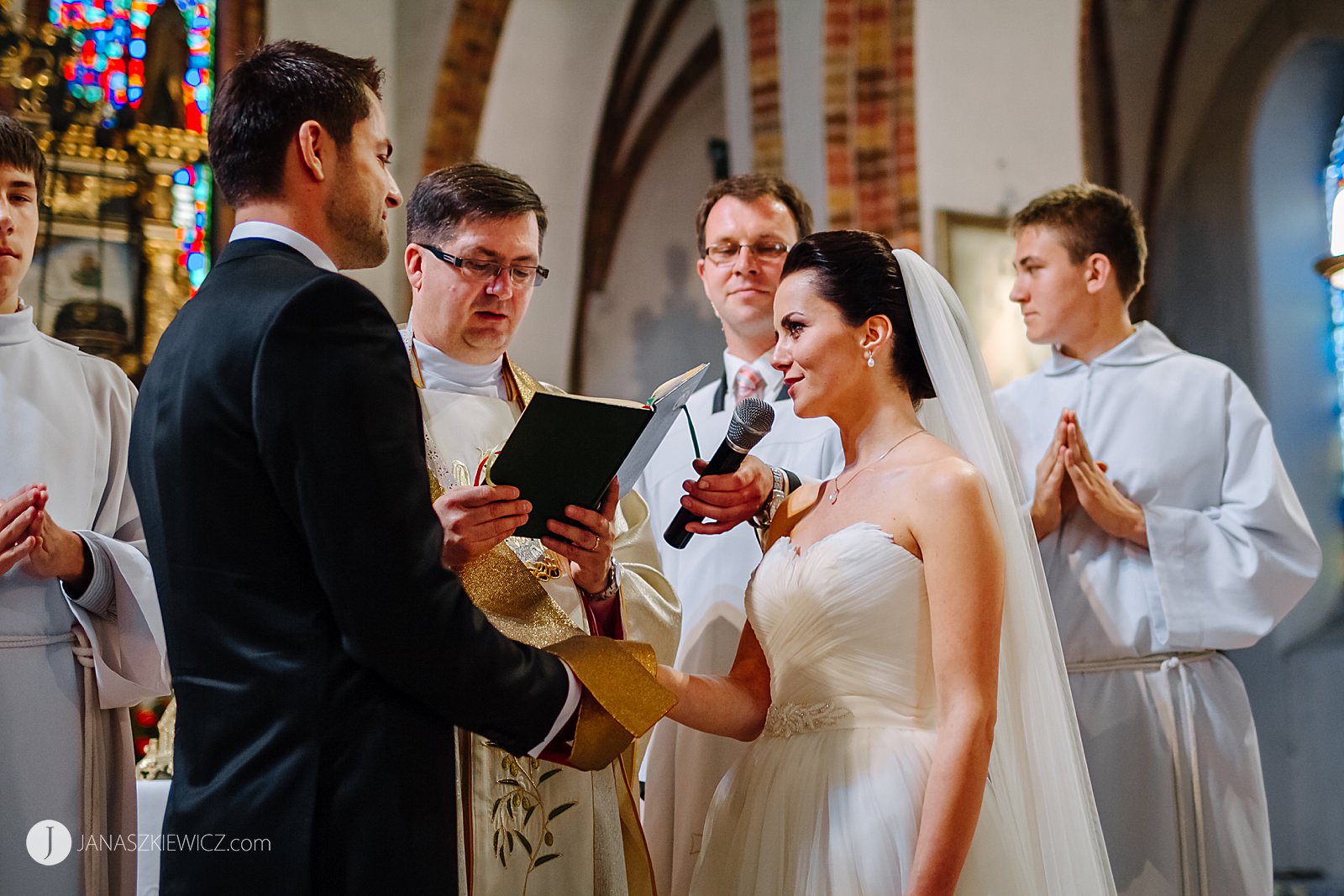 Bazylika w Szamotułach - ślub. Fotograf ślubny - Poznań. Zdjęcia ślubne.