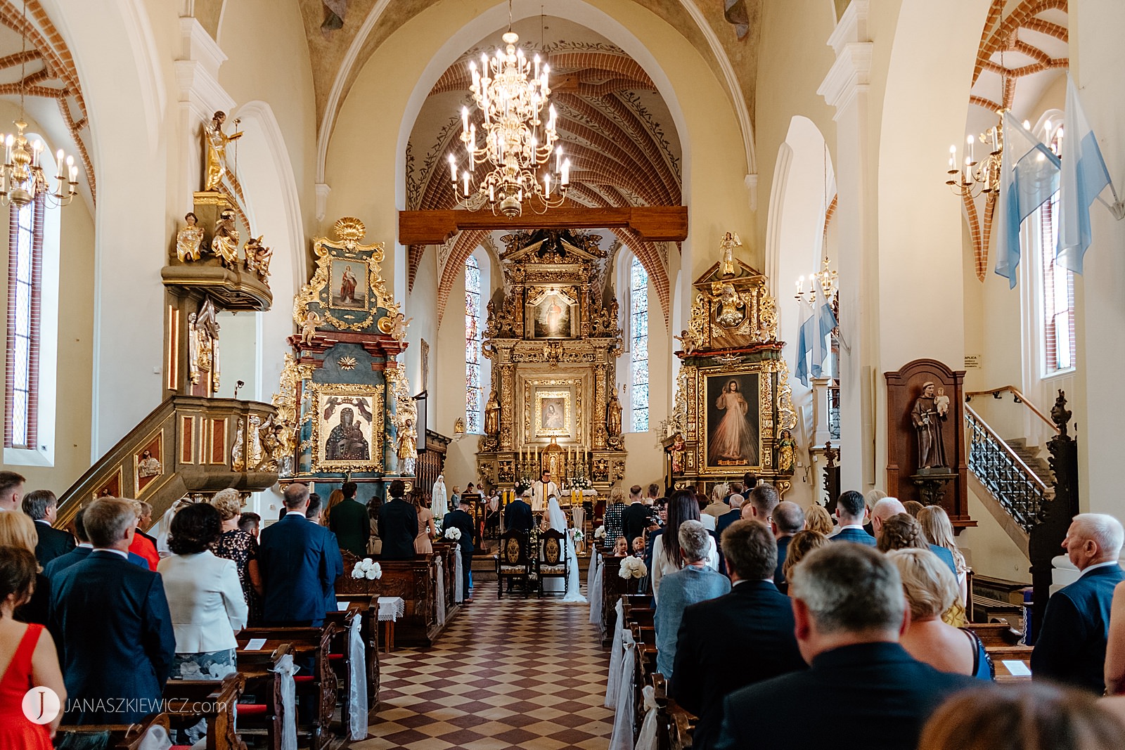 Ślub w Farze w Gostyniu. Fotograf ślubny Gostyń. Zdjęcia ślubne.