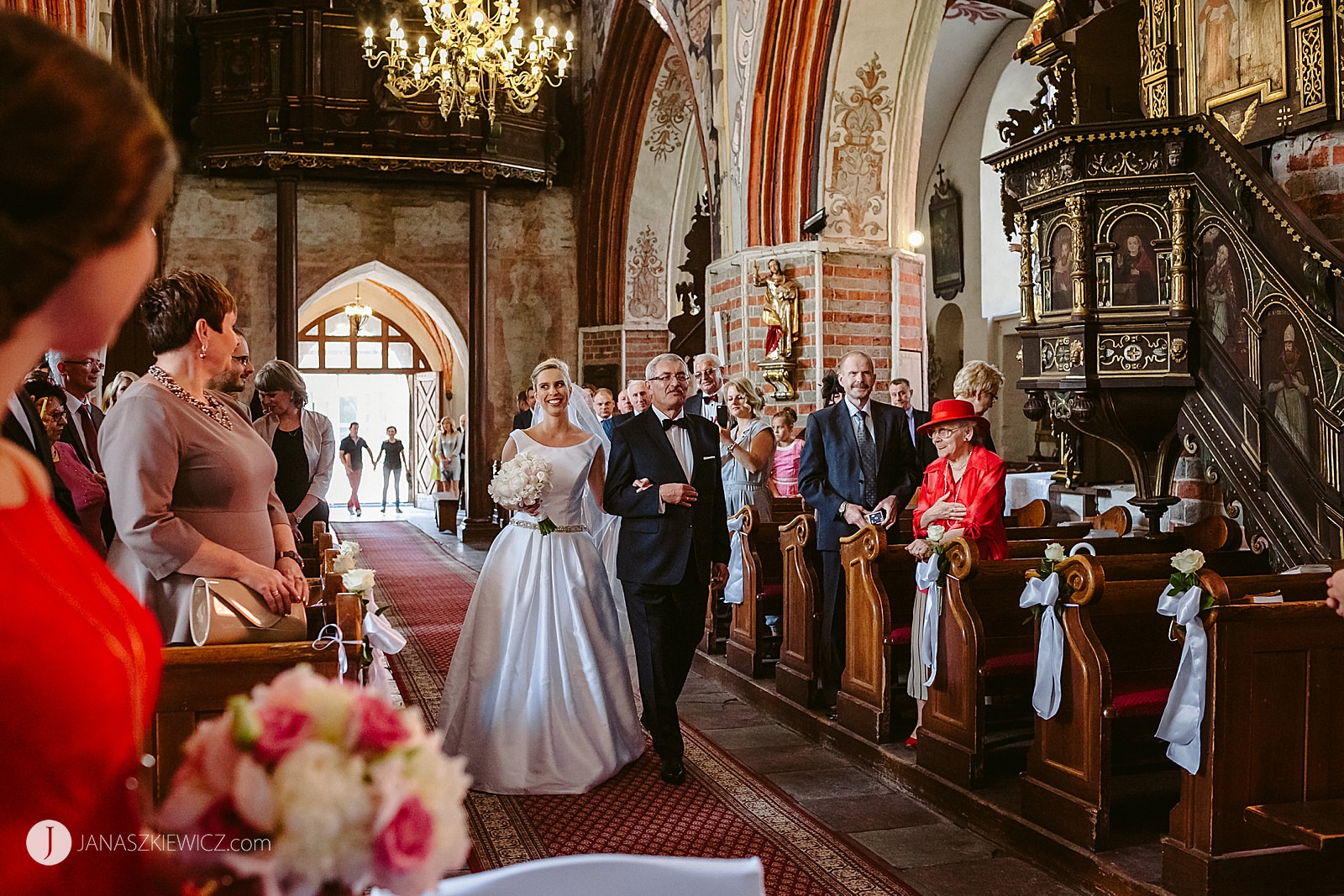 Fotograf ślubny - Konin. Wejście Panny Młodej z tatą.