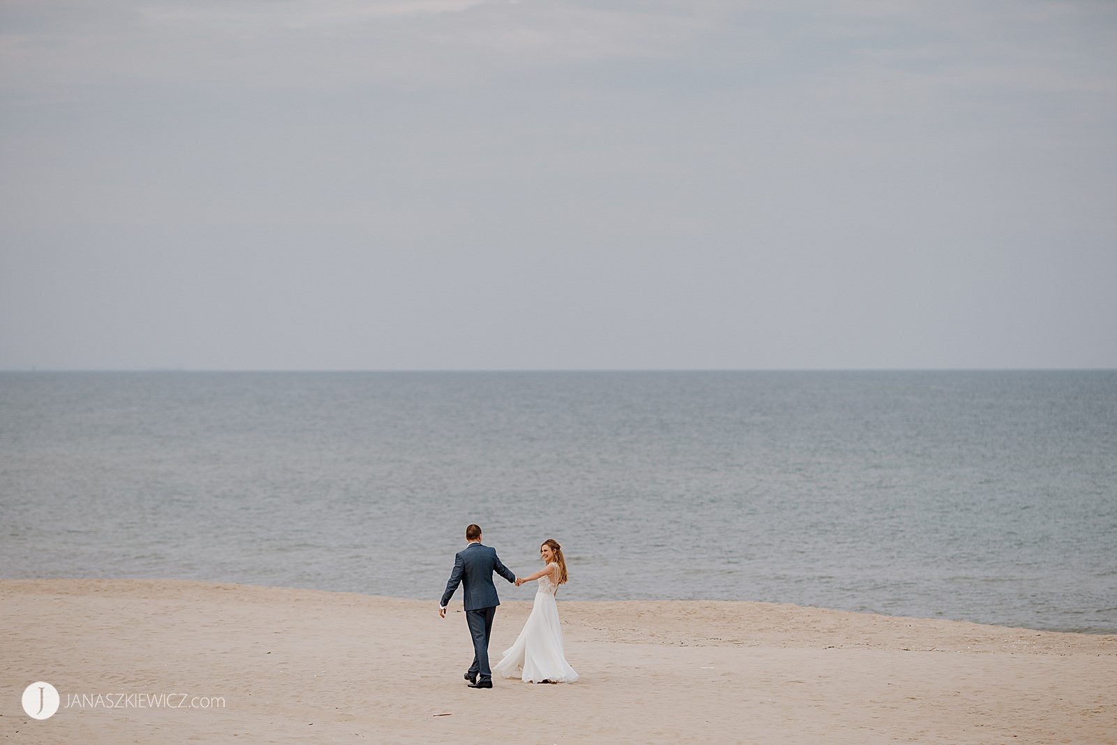 Fotograf ślubny - Konin. Para Młoda na plaży.