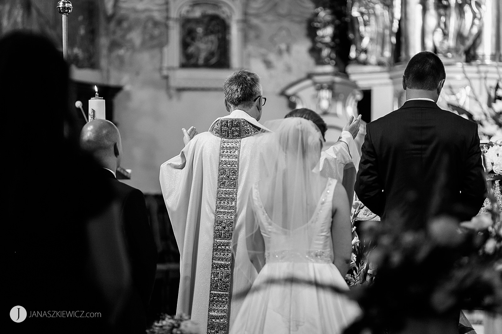 Fotograf ślubny - Poznań. Ceremonia ślubu w kościele.