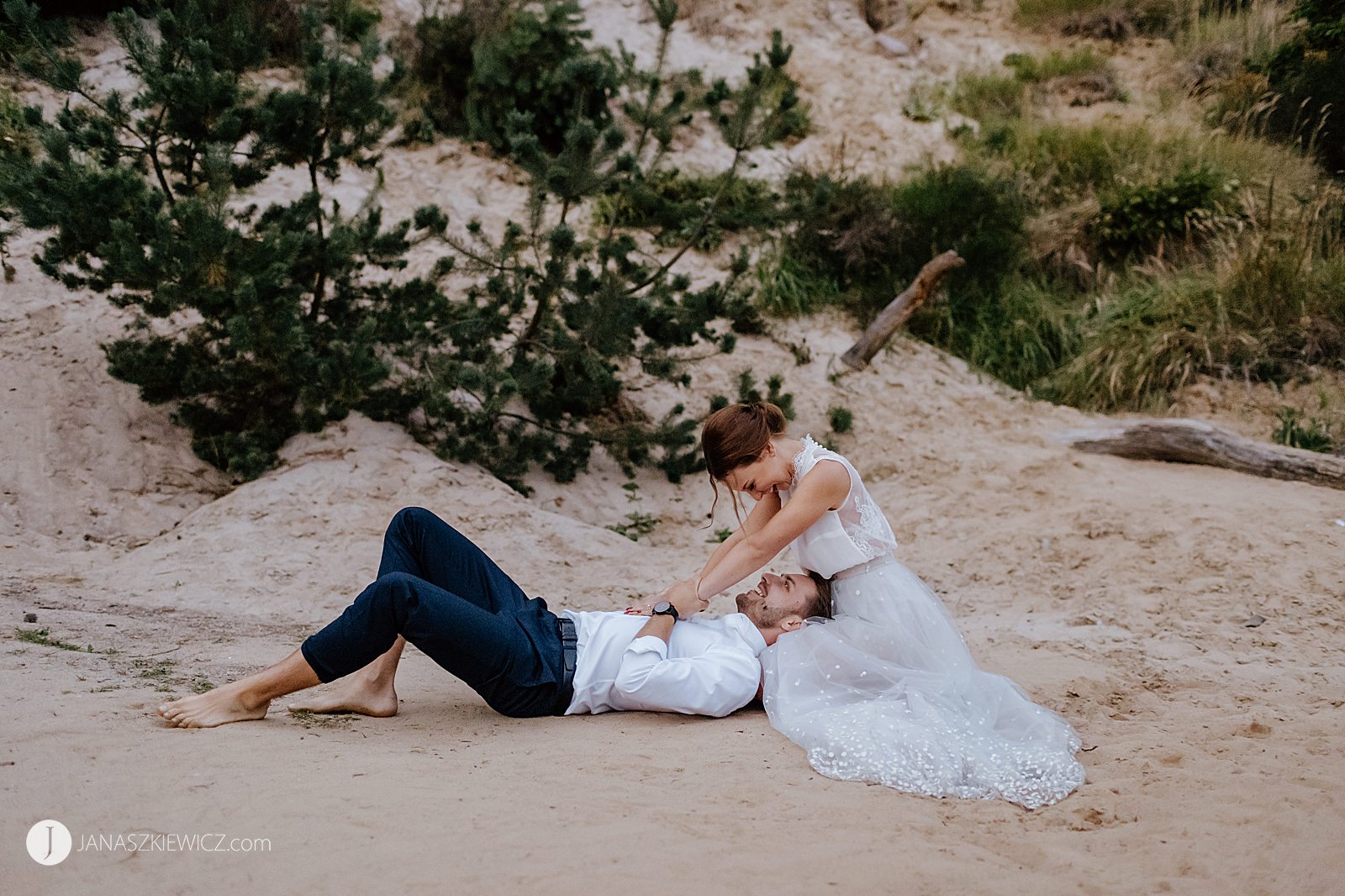 Fotograf na ślub - Poznań. Para Młoda na plaży.