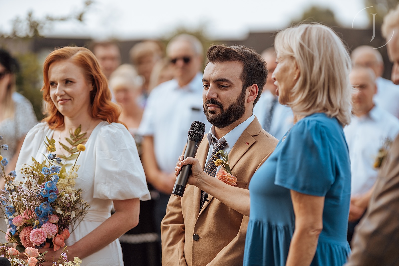 Pan Młody składający przysięgę podczas ceremonii.