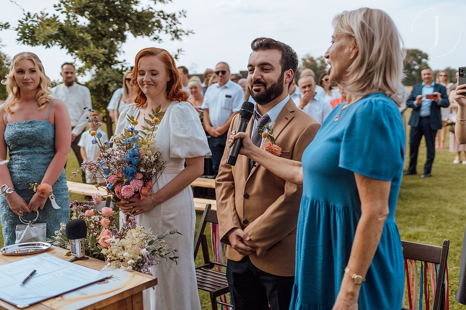 Pan Młody składający przysięgę podczas ceremonii.