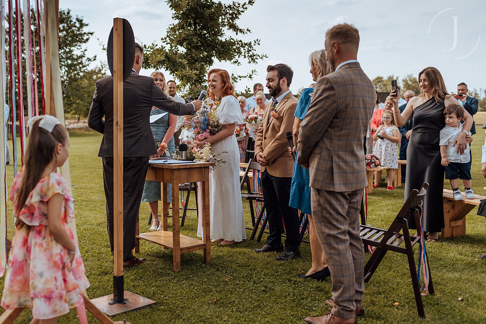 Panna Młoda składająca przysięgę podczas ceremonii.