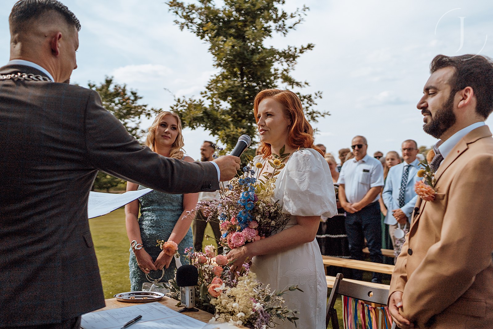 Panna Młoda składająca przysięgę podczas ceremonii.