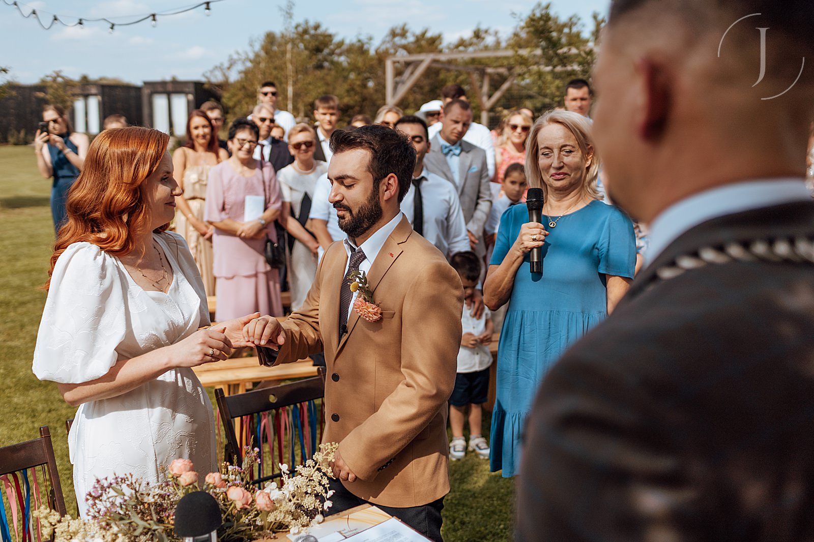 Nowożeńcy zakładający sobie obrączki.