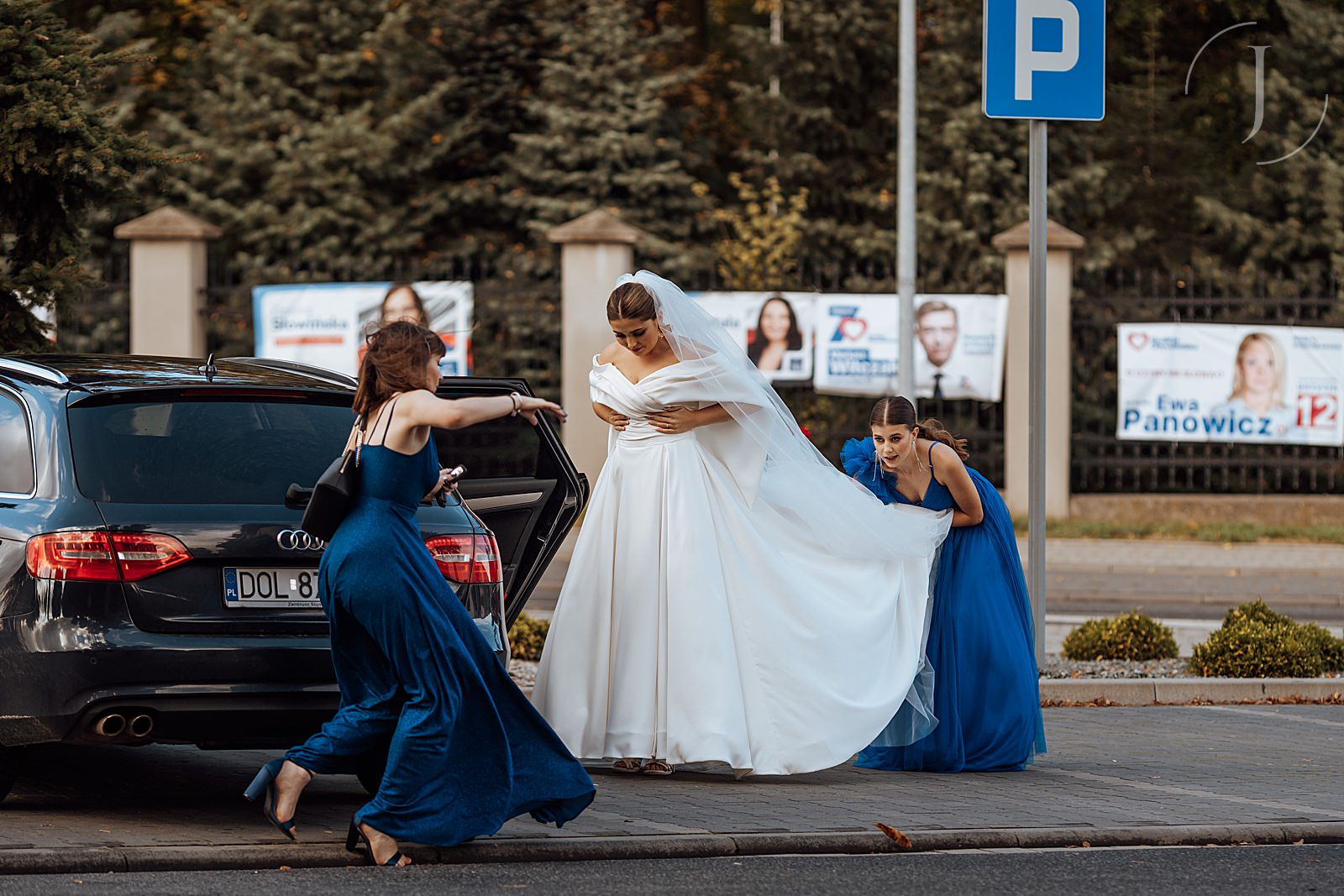 Panna Młoda przed ceremonią ślubu.