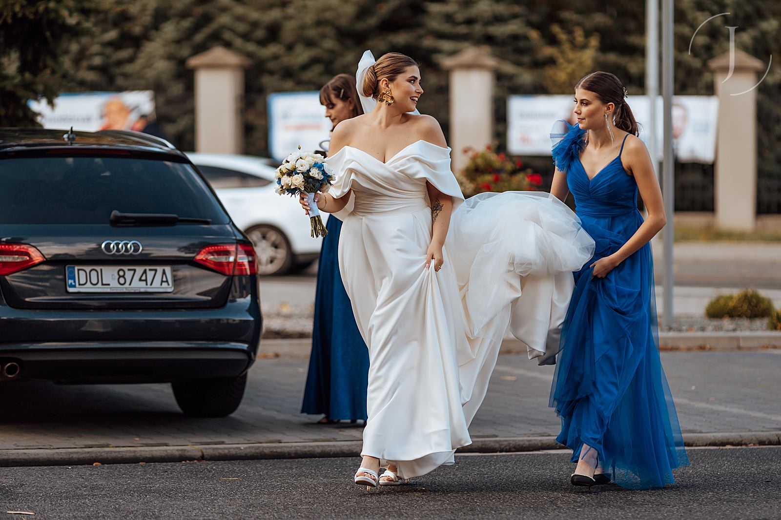 Panna Młoda przed ceremonią ślubu.