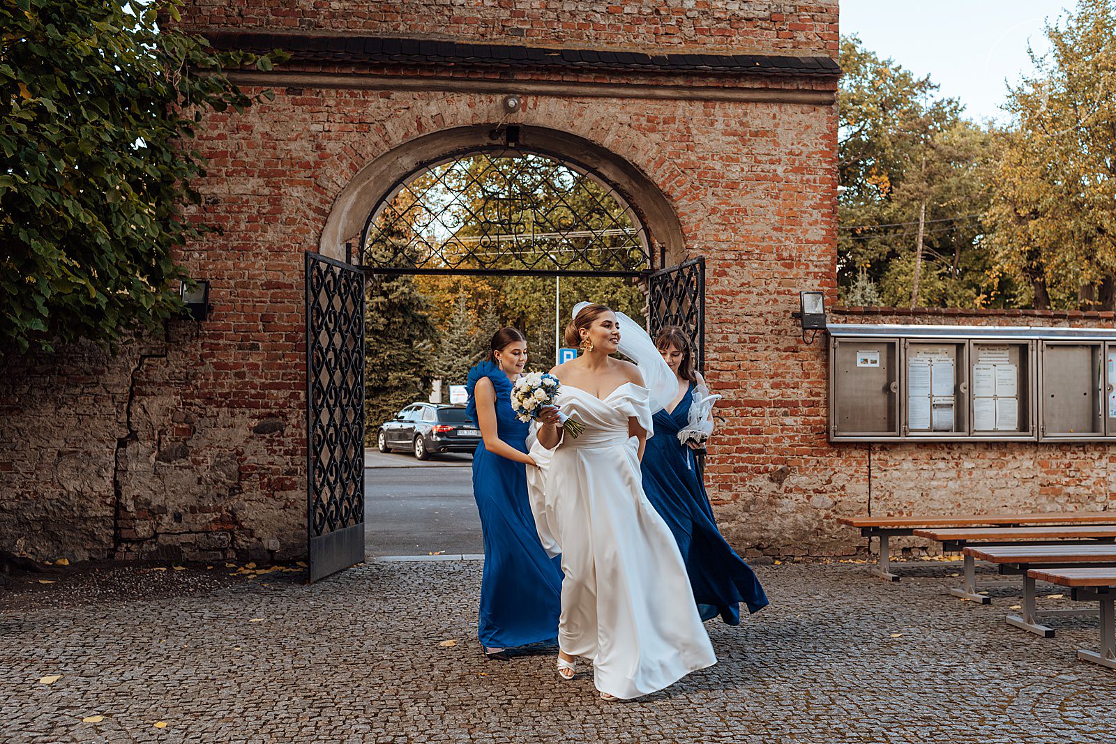 Panna Młoda przed ceremonią ślubu.