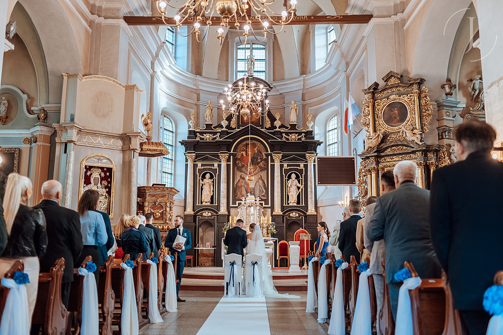 Ceremonia ślubu w kościele Świętej Trójcy we Włoszakowicach.