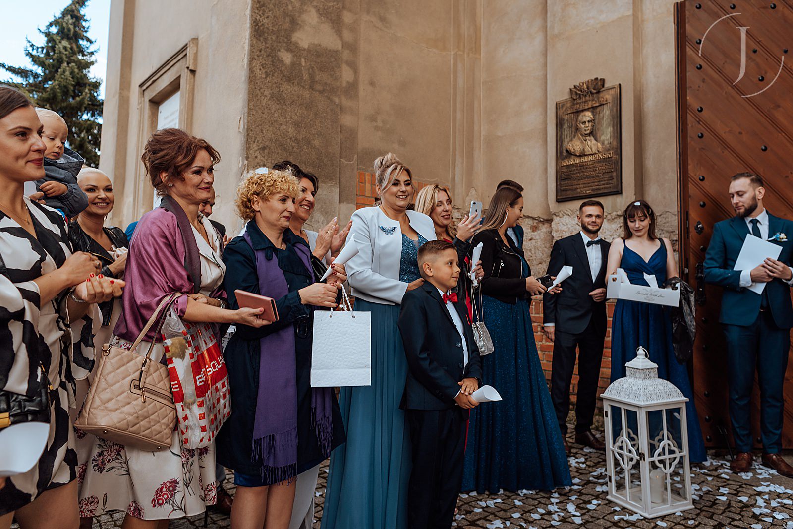 Sypanie płatkami po wyjściu Pary Młodej z kościoła.