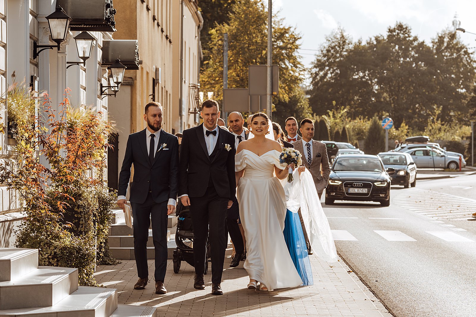 Para Młoda idąca na przyjęcie weselne.