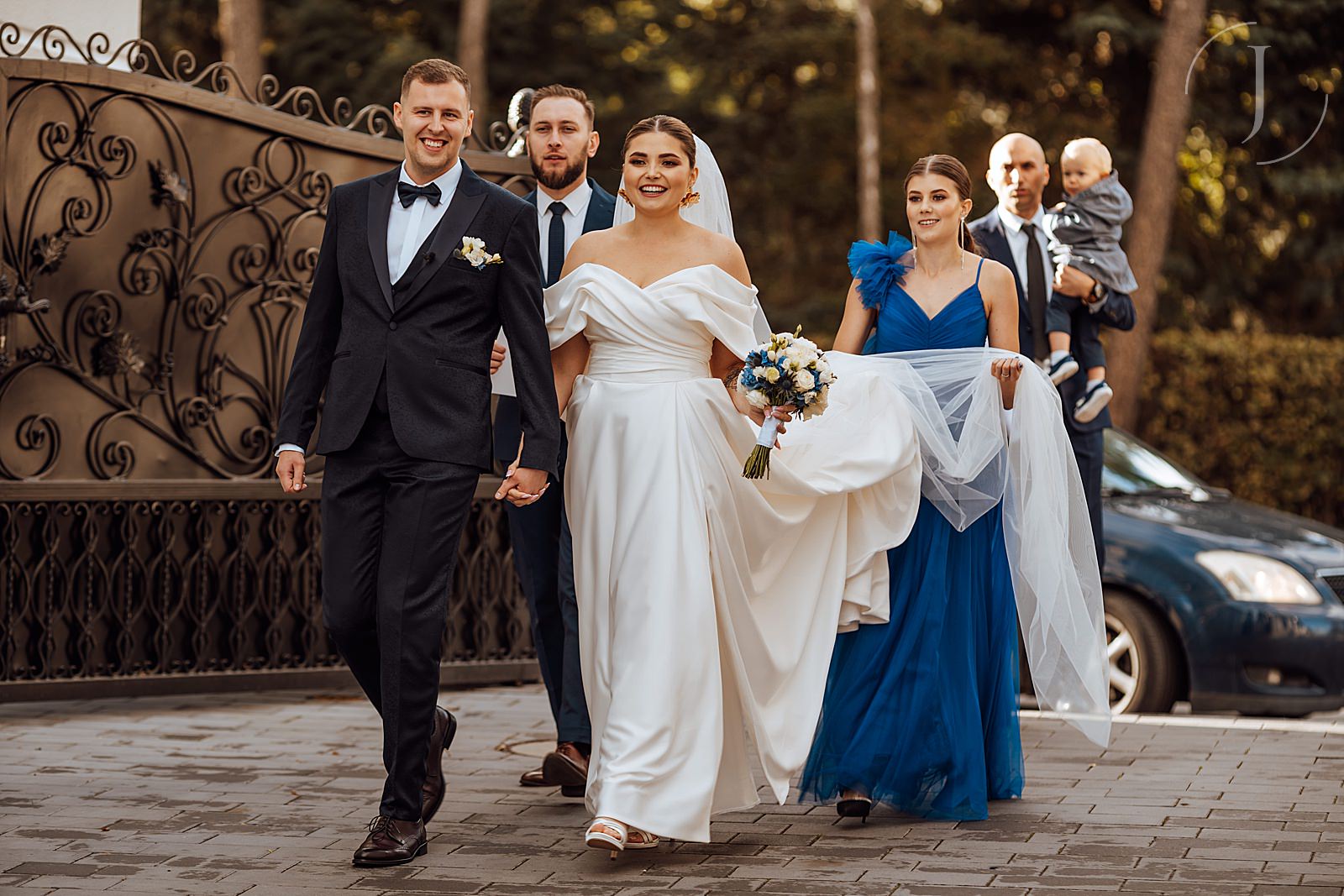 Para Młoda idąca na przyjęcie weselne.
