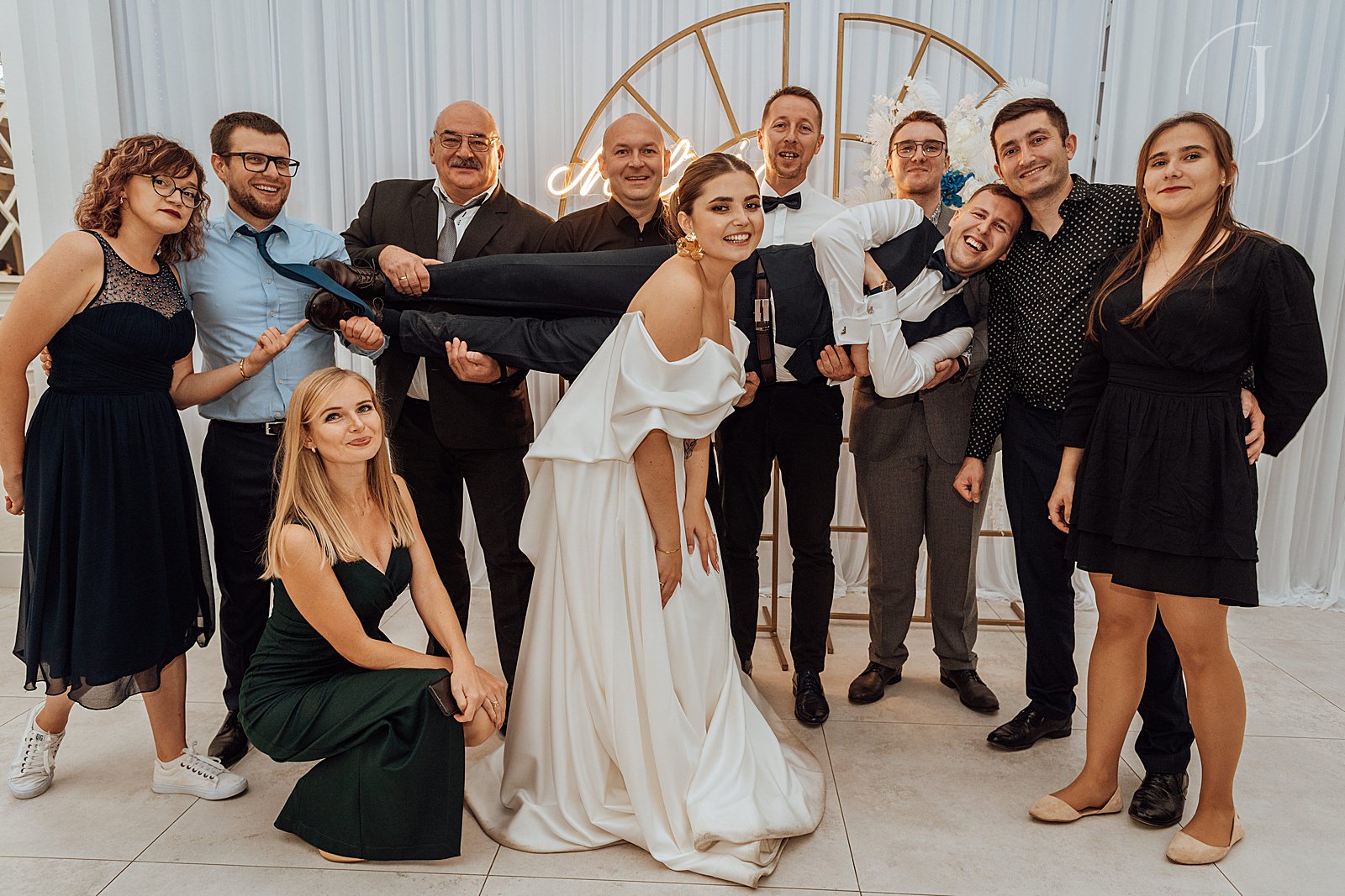 Zdjęcia pozowane gości weselnych.