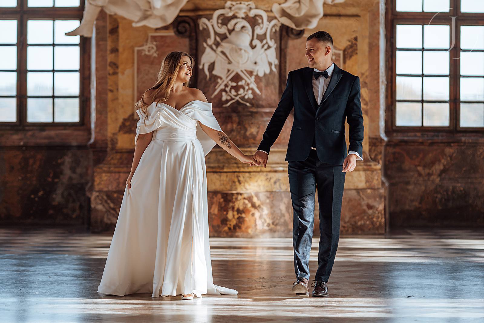 Sesja ślubna Pary Młodej w Klasztorze Cystersów w Lubiążu.