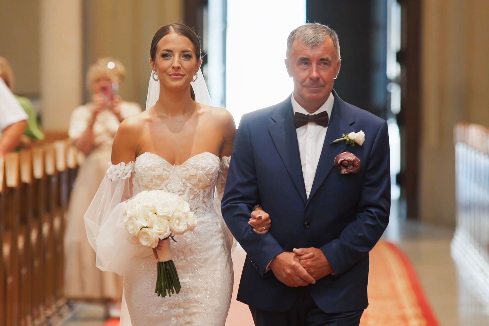 Bazylika Archikatedralna w Łodzi. Tata prowadzi Pannę Młodą do ołtarza.