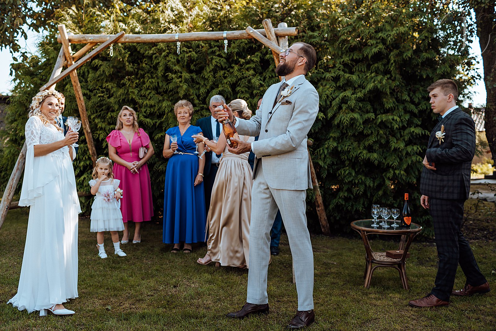 Lampka szampana w rodzinnym gronie przed ceremonią ślubu.