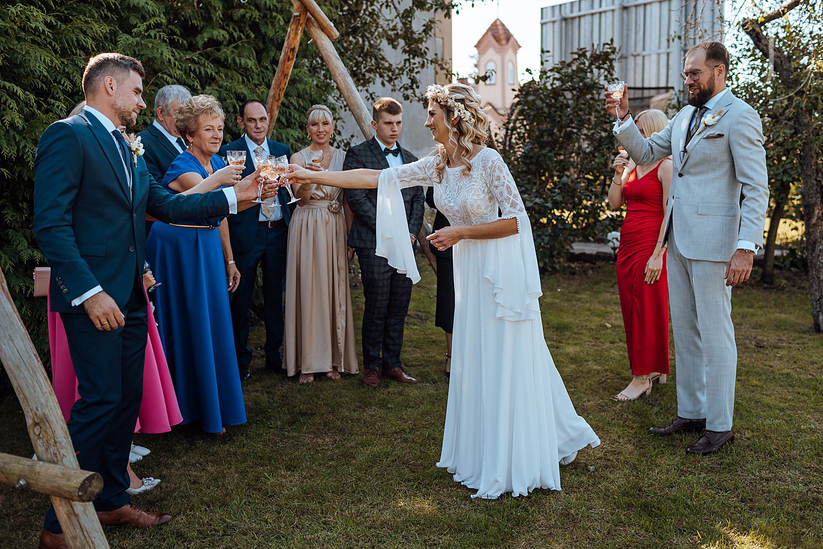 Lampka szampana w rodzinnym gronie przed ceremonią ślubu.