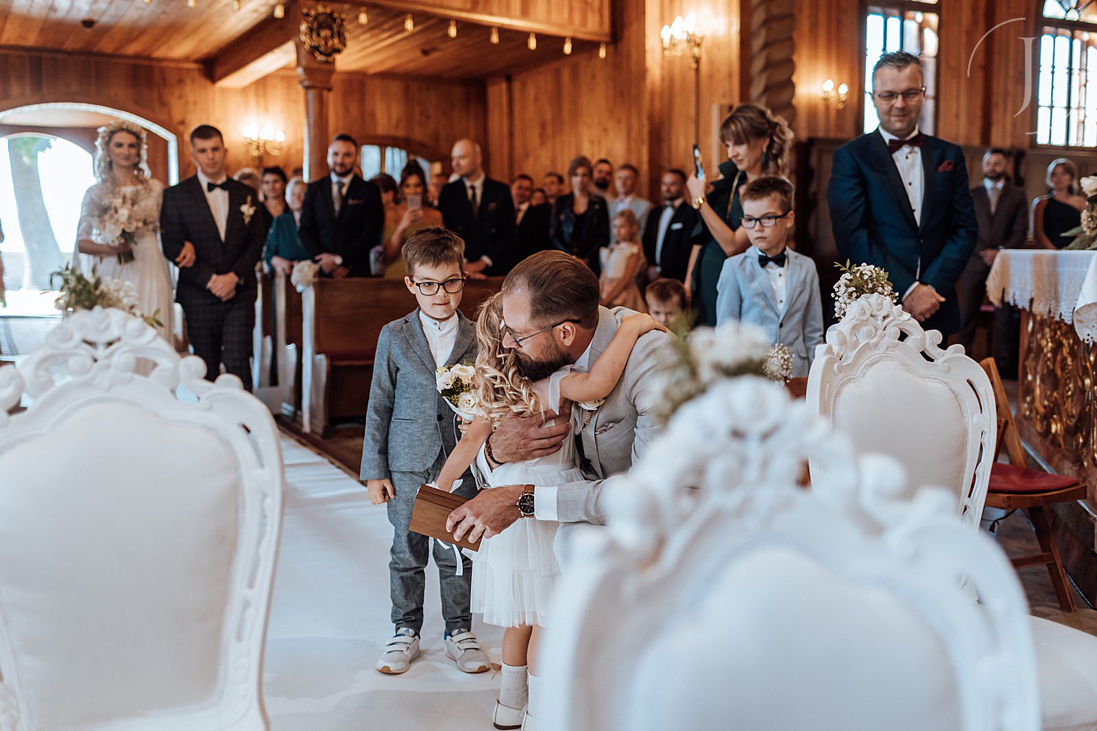 Dzieci niosące obrączki w kościele.
