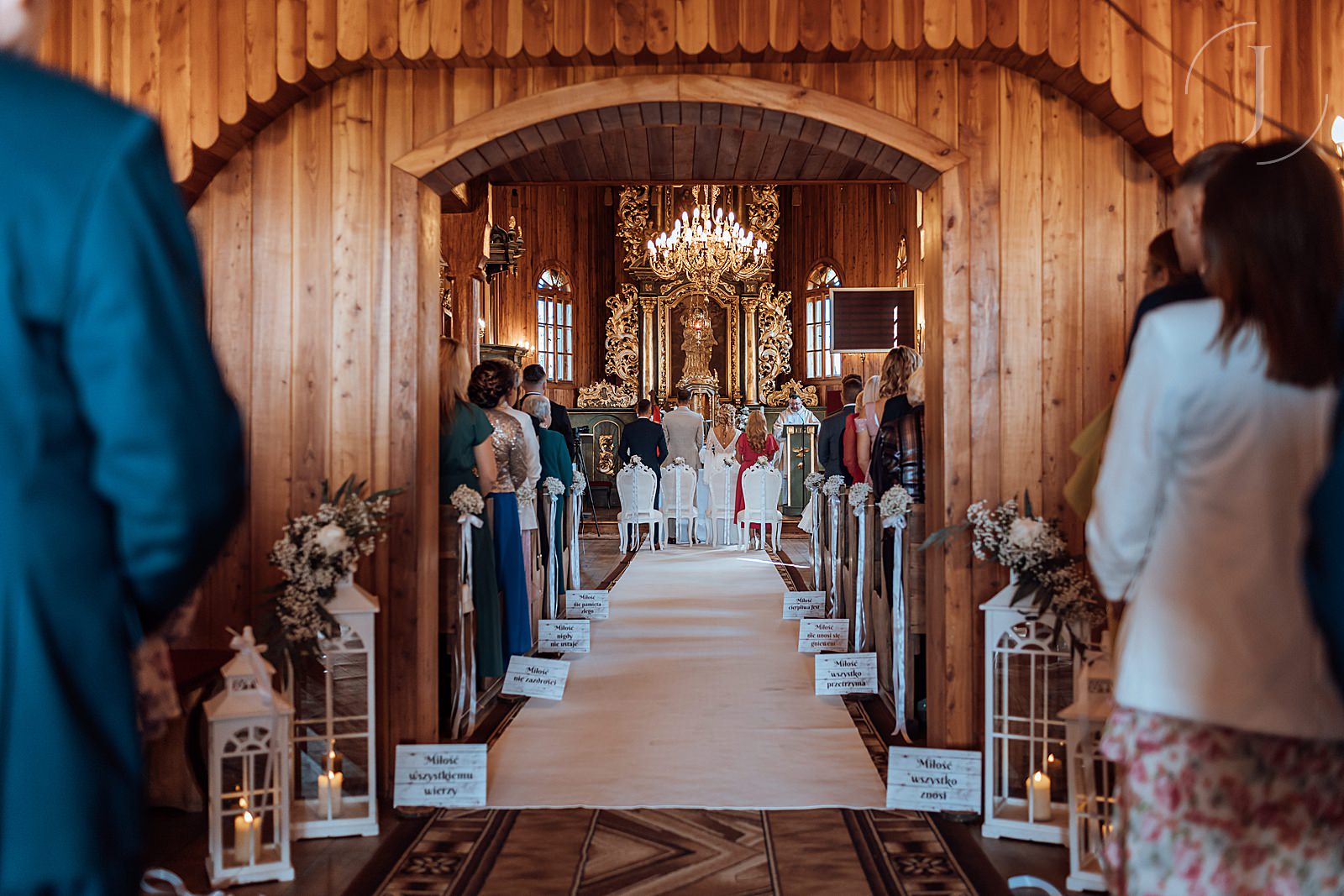 Ceremonia ślubu w kościele. Fotograf ślubny Konin