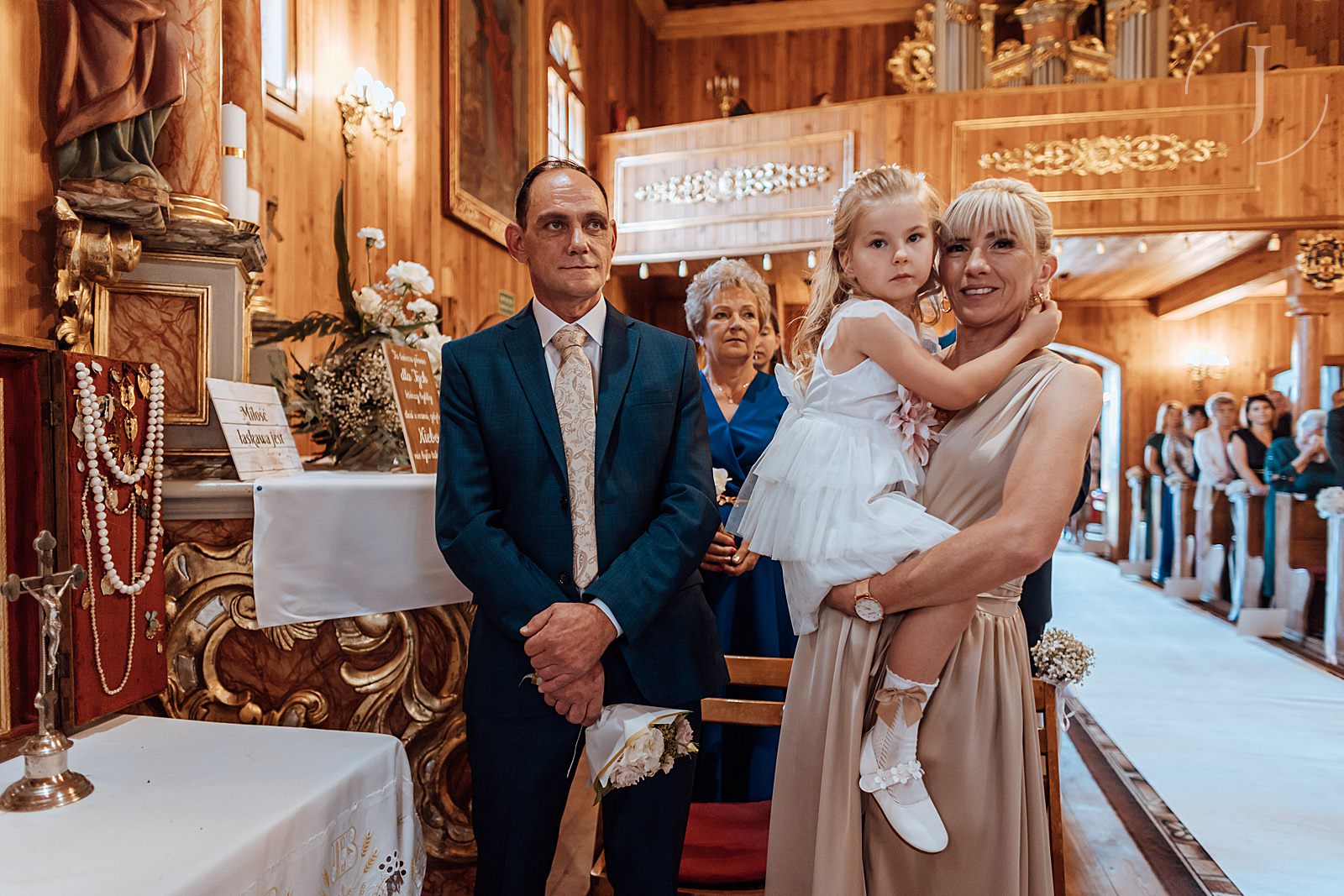 Rodzice podczas ceremonii ślubu w kościele.