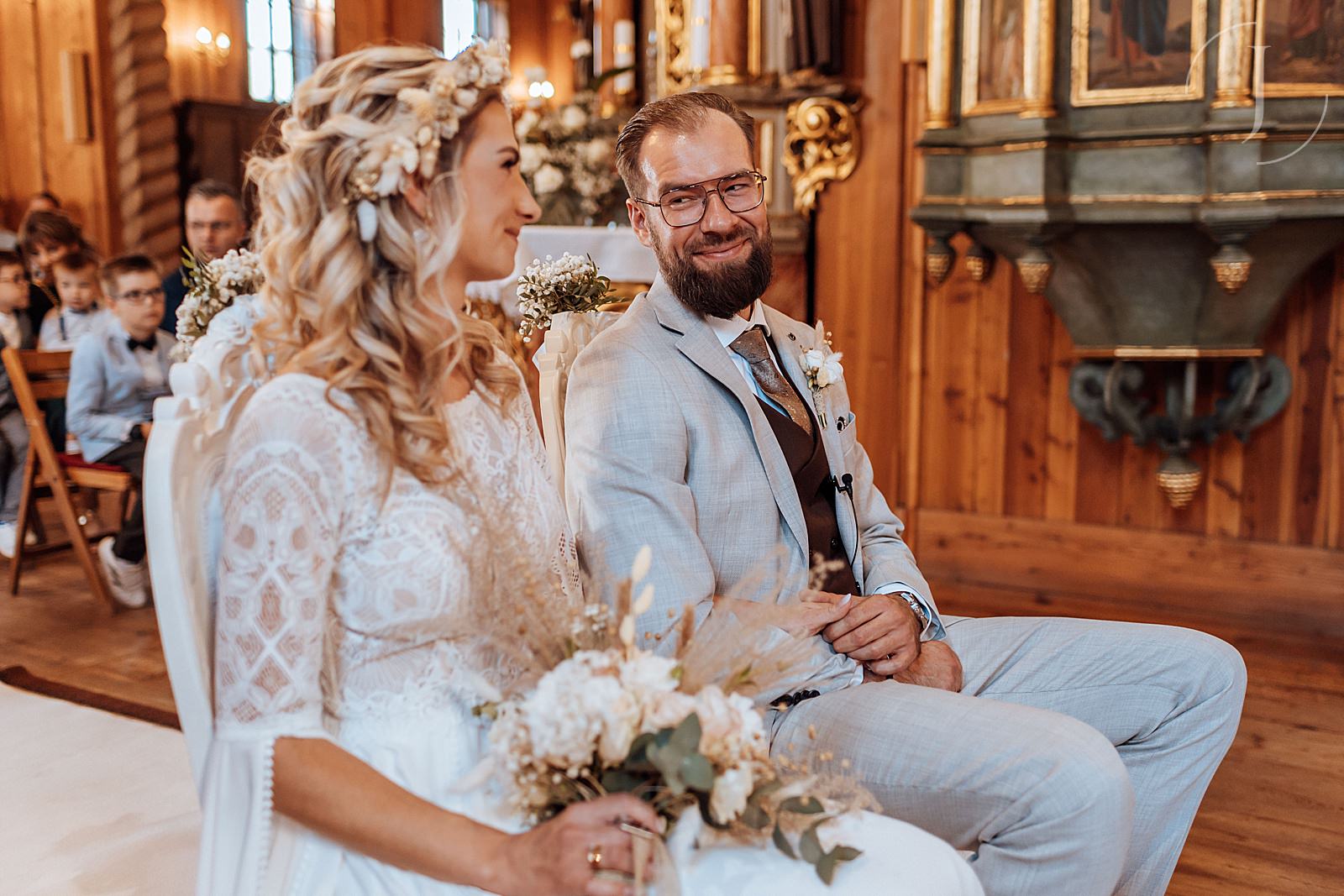 Uśmiechnięta Para Młoda w kościele.