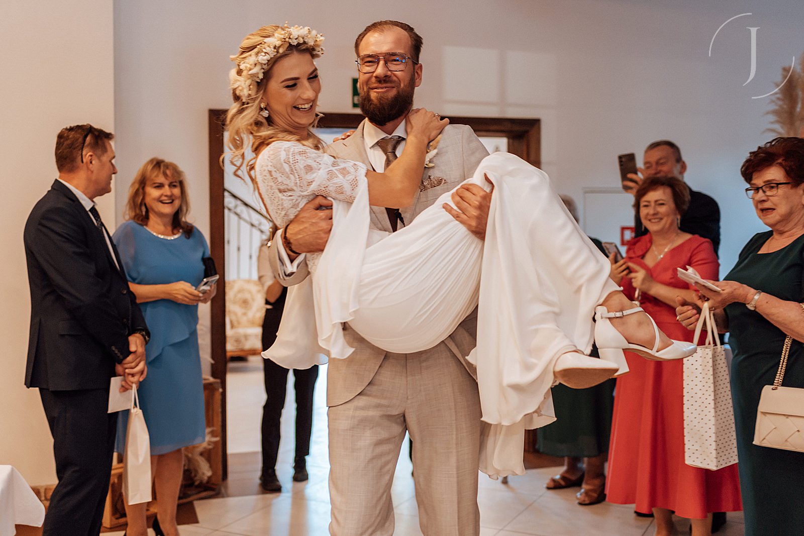 Wniesienie Panny Młodej przez Pana Młodego. Fotograf ślubny Konin