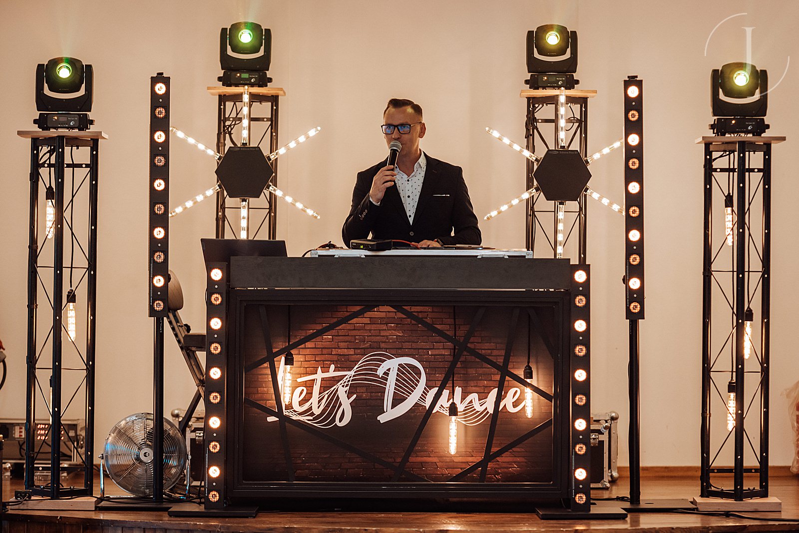 DJ Sopran - Michał Szymański w Zajeździe Leśna Chata. Fotograf ślubny Konin