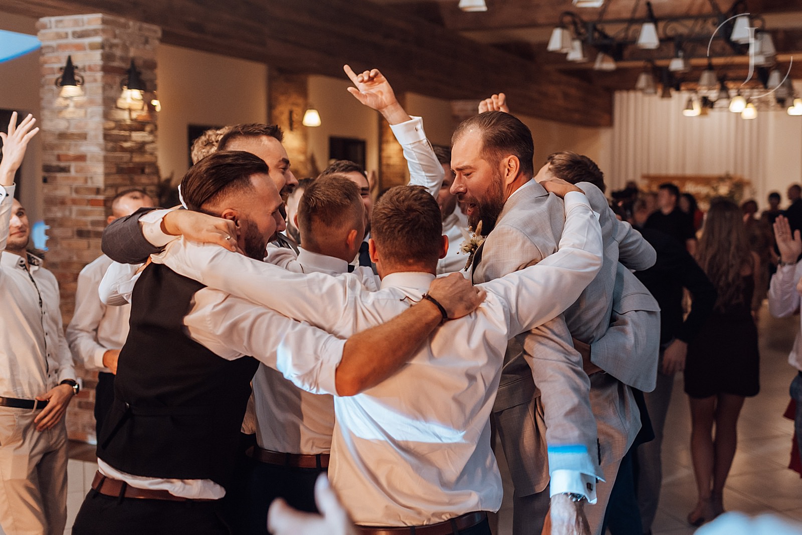 Pan Młody tańczący z kolegami na weselu. Fotograf ślubny Konin