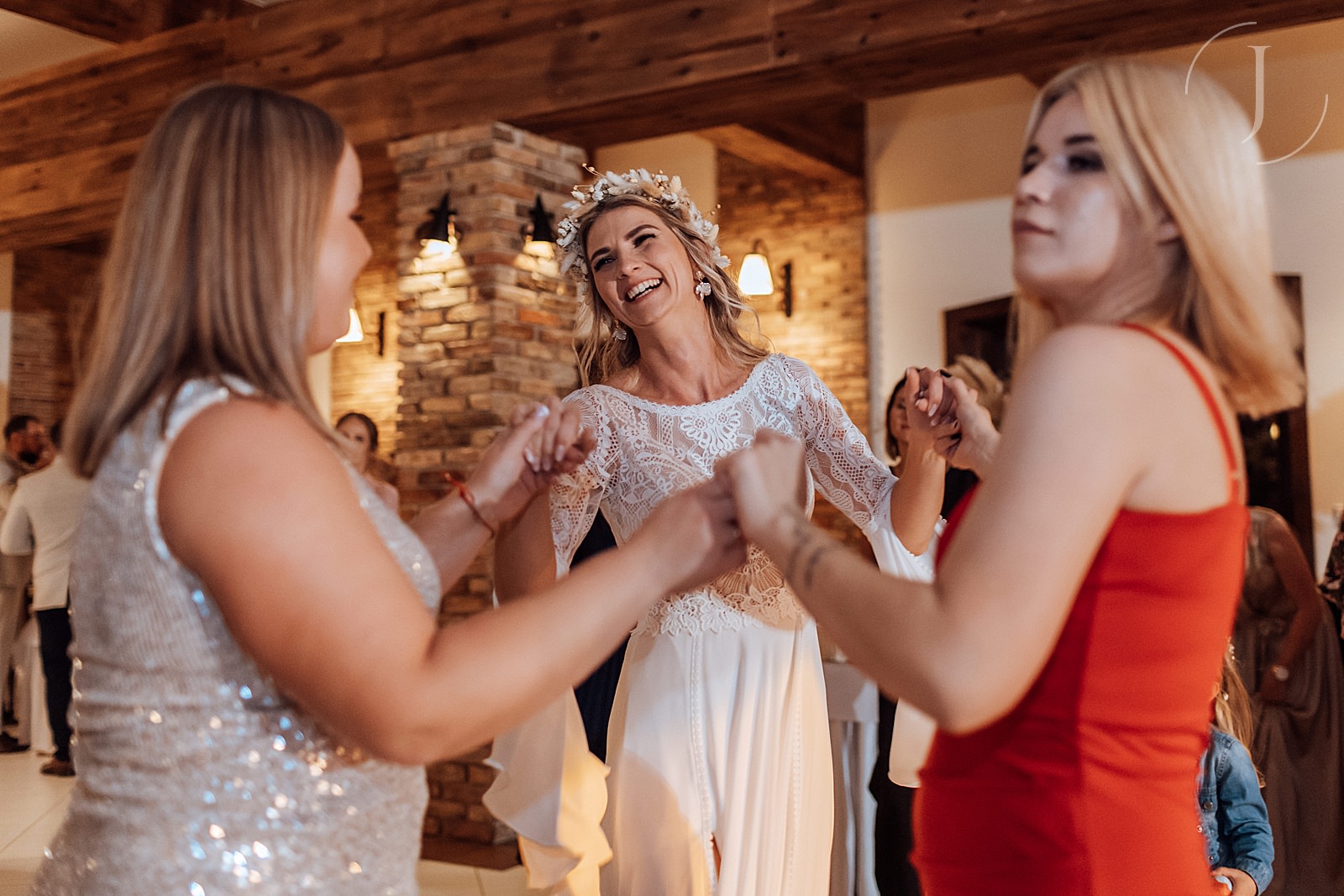 Panna Młoda tańcząca z gośćmi weselnymi. Fotograf ślubny Konin