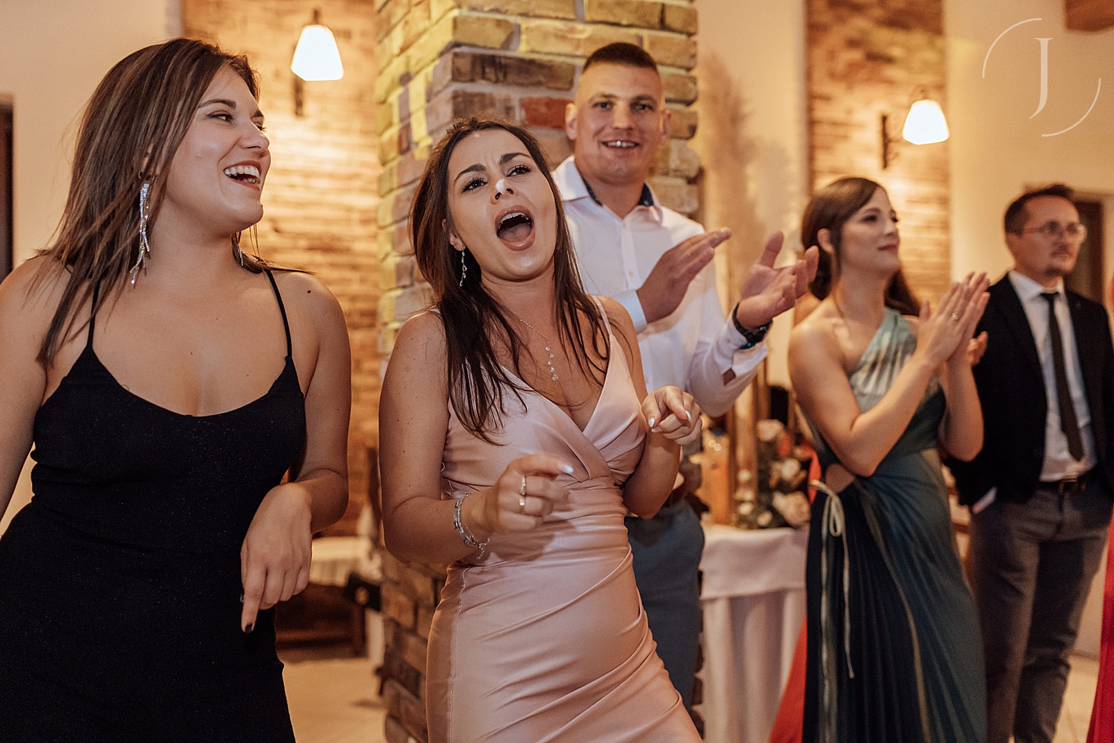 Goście bawiący się podczas wesela. Fotograf ślubny Konin