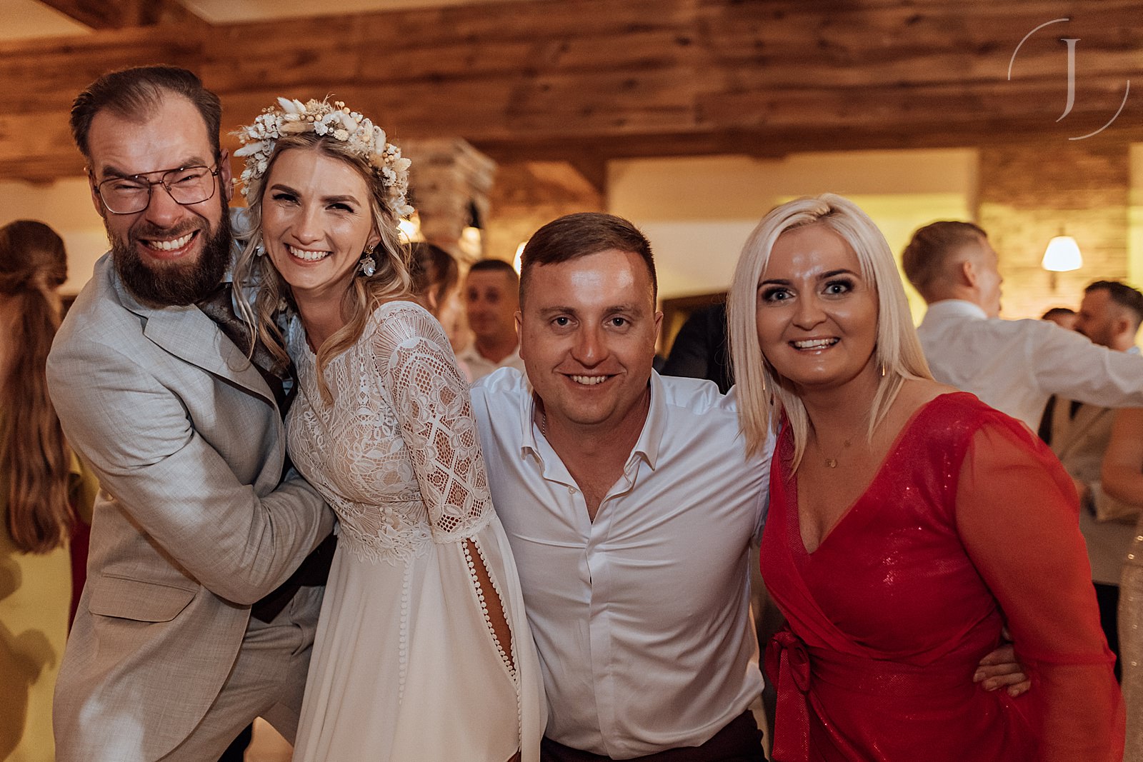 Pozowanie do zdjęcia na weselu.