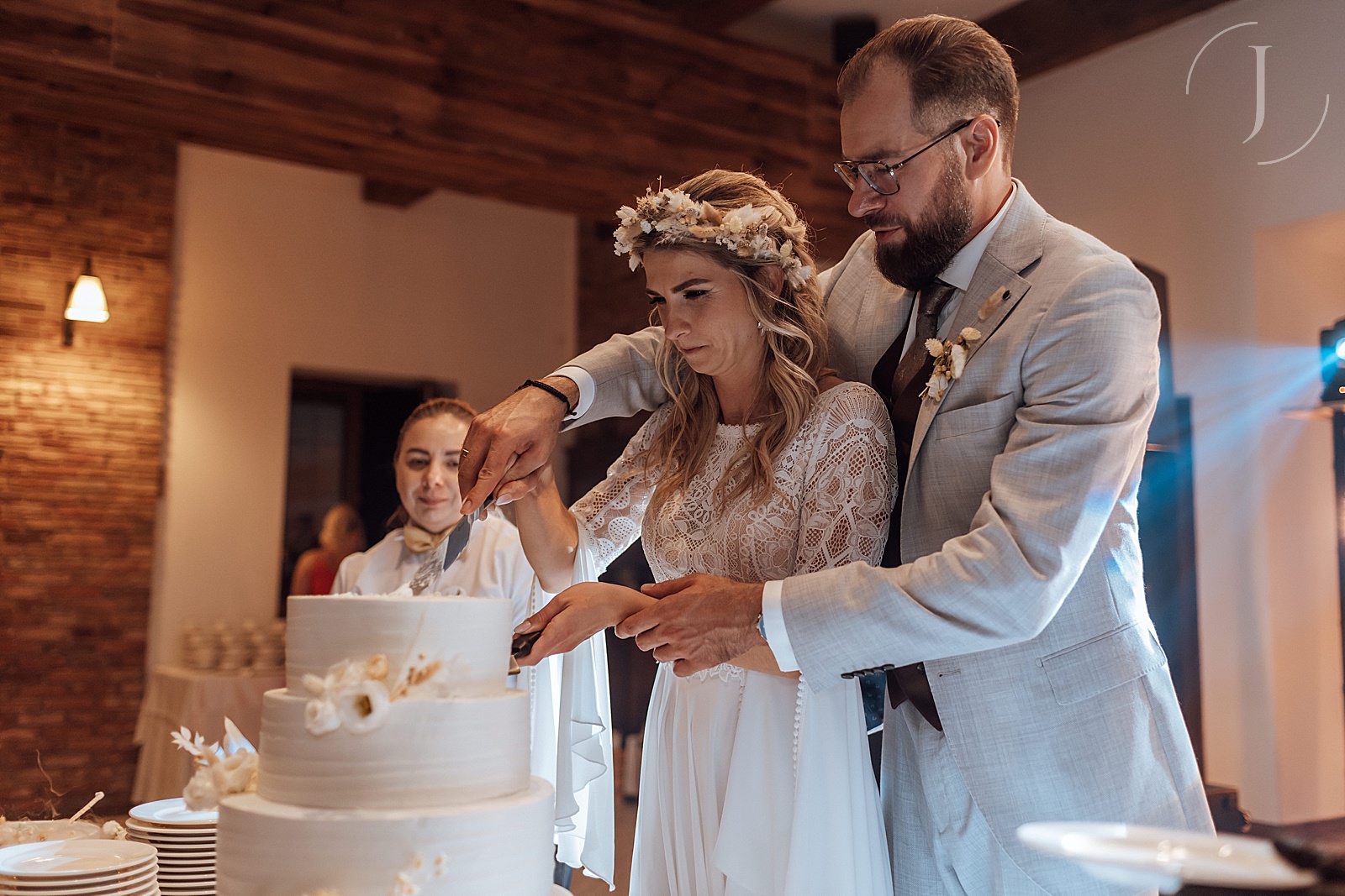 Krojenie tortu na weselu. Fotograf ślubny Konin