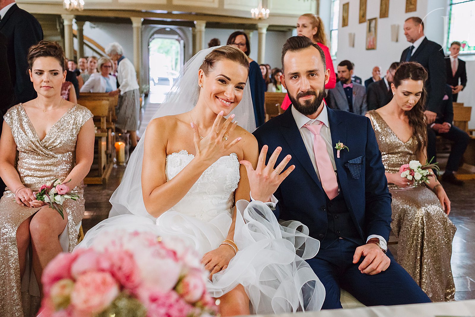 Gosia i Maciek pokazują obrączki podczas ceremonii ślubnej