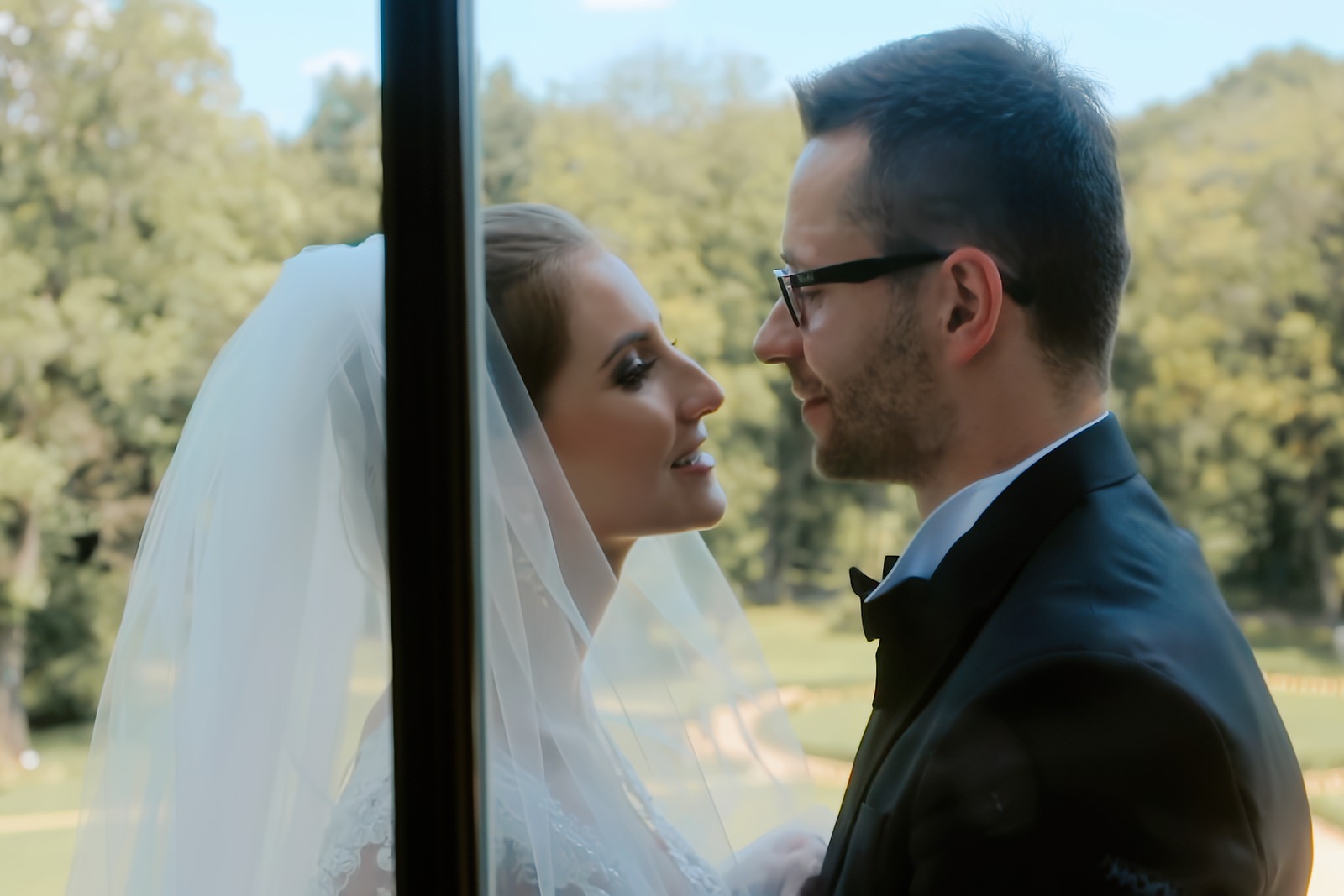 Kasia i Jaś podczas pierwszego spotkania w strojach ślubnych