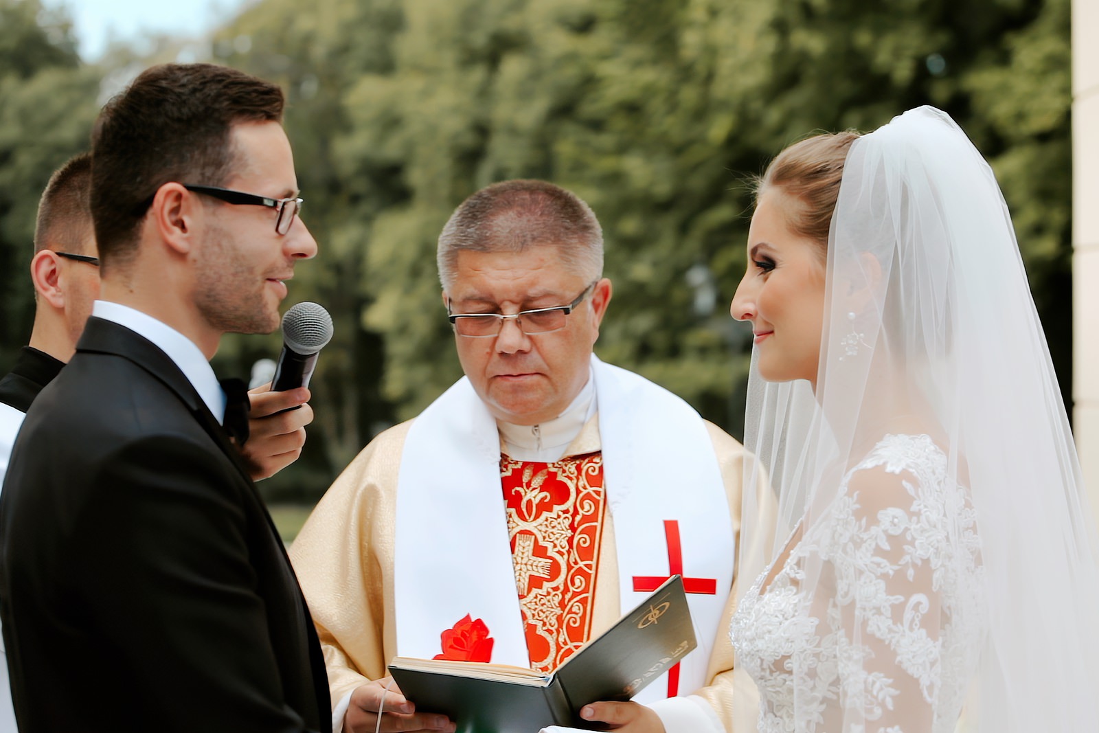 Ceremonia ślubna Kasi i Jasia w plenerze przy Pałacu Goetz - Kamerzysta ślubny Kraków