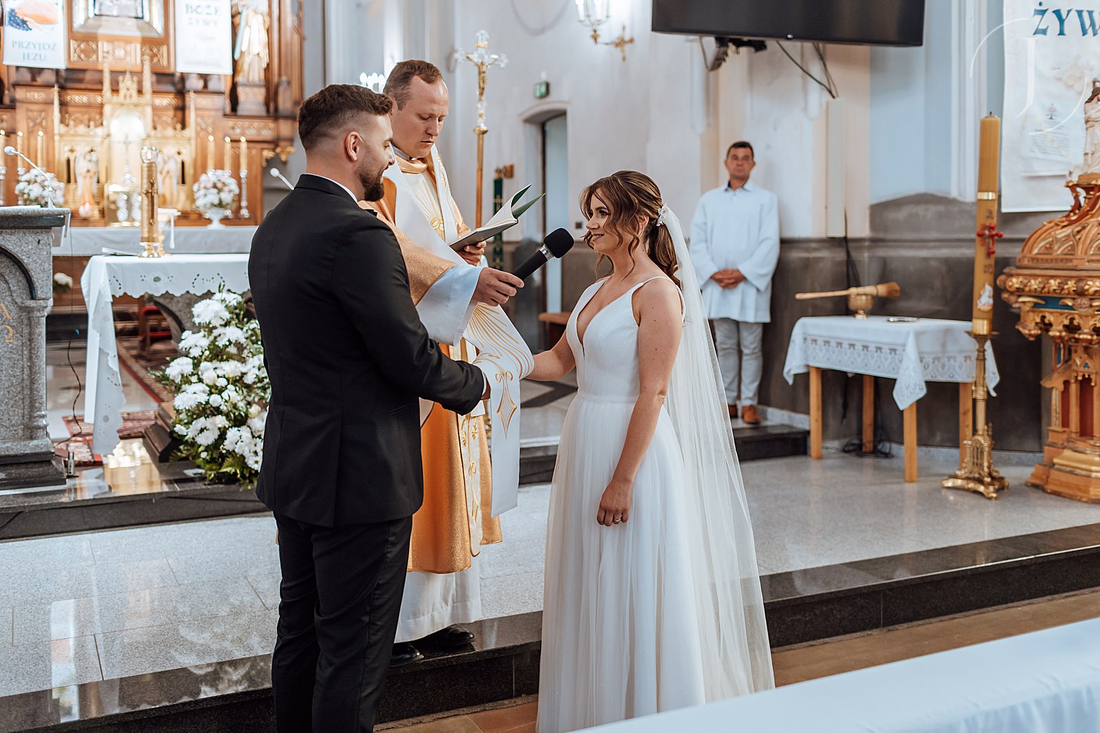Para Młoda składająca sobie przysięgę małżeńską.