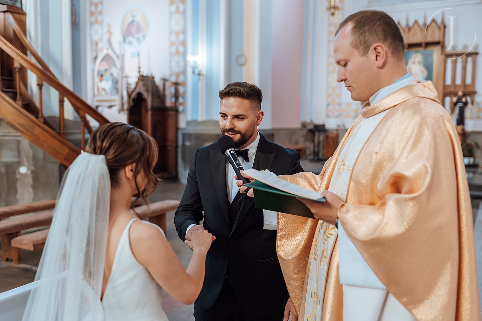 Para Młoda składająca sobie przysięgę małżeńską.