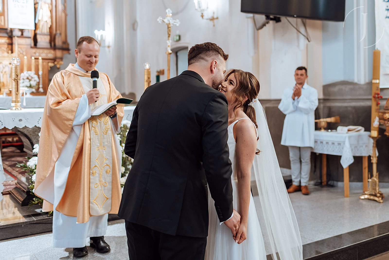 Para Młoda składająca sobie przysięgę małżeńską.